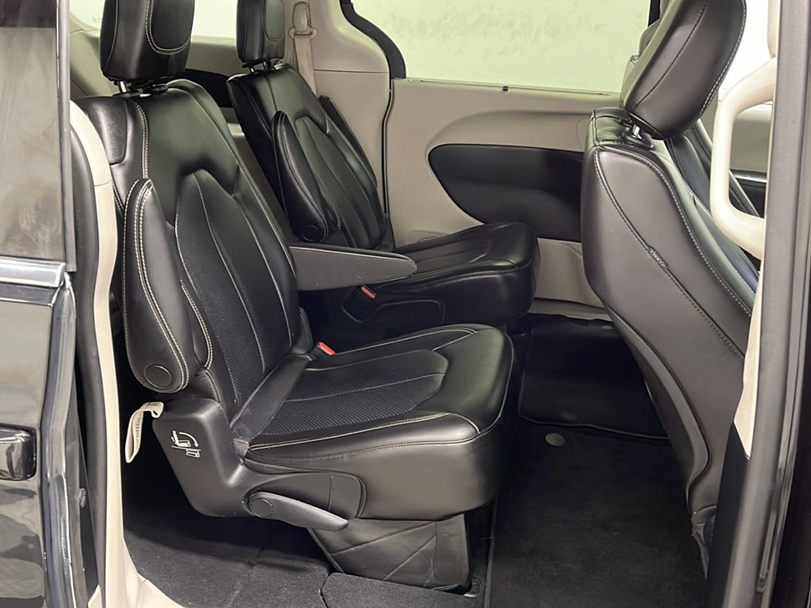 Used 2023 Chrysler Pacifica Touring-L FWD image 19