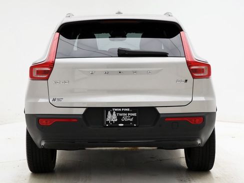 Used 2025 Volvo XC40 B5 Plus image 8