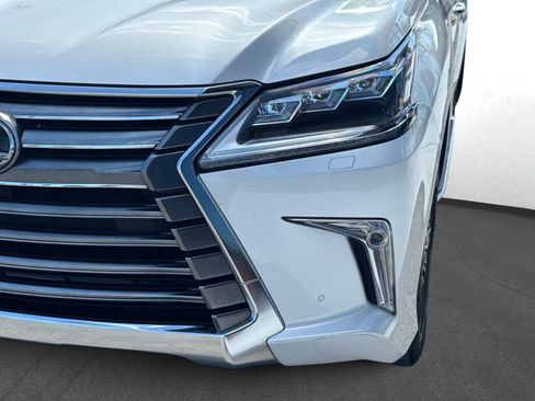 Used 2021 Lexus LX 570 4WD w/ Luxury Package image 9