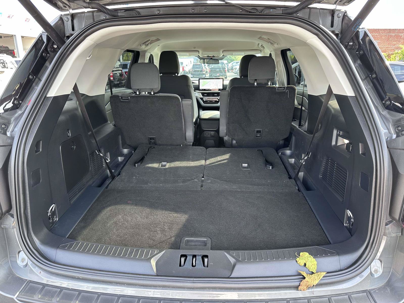 Used 2026 Ford Explorer Active AWD/4WD image 8