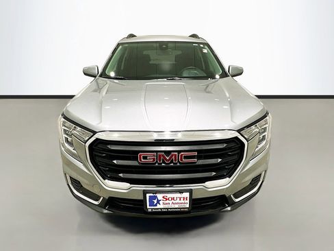 Used 2024 GMC Terrain SLE w/ Driver Convenience Package FWD image 2