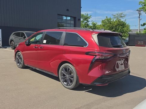 Used 2022 Toyota Sienna XSE FWD image 5