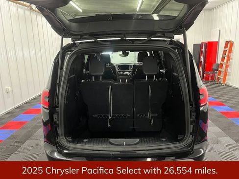 Used 2025 Chrysler Pacifica Select FWD image 3