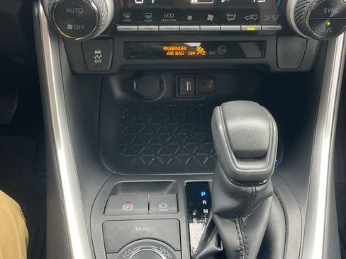 Used 2022 Toyota RAV4 XLE AWD/4WD image 16