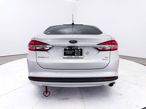 Used 2017 Ford Fusion SE w/ Fusion SE Technology Package image 12