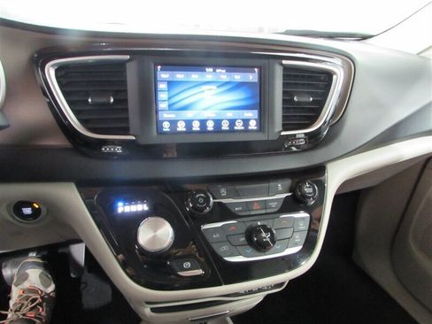 Used 2021 Chrysler Voyager Lxi image 86