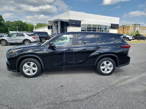 Used 2023 Toyota Highlander LE FWD image 4