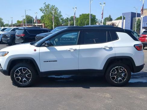 Used 2025 Jeep Compass Trailhawk AWD/4WD image 3