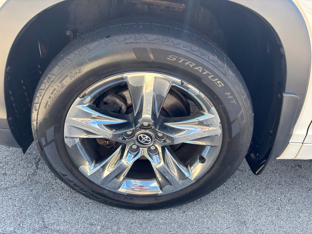Used 2018 Toyota Highlander Limited Platinum AWD/4WD image 11