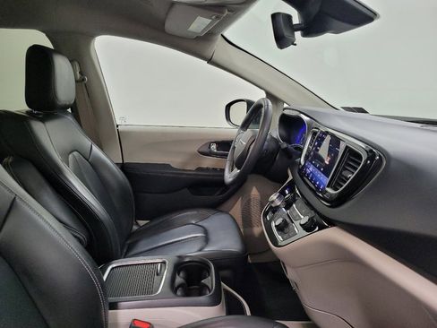 Used 2023 Chrysler Pacifica Touring-L FWD image 21