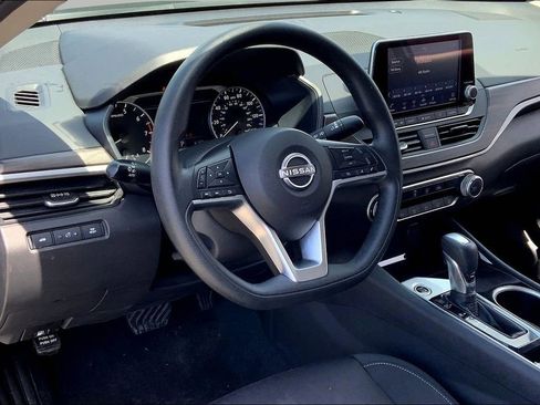 Used 2024 Nissan Altima 2.5 SV image 12