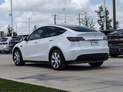 Used 2023 Tesla Model Y Long Range image 7
