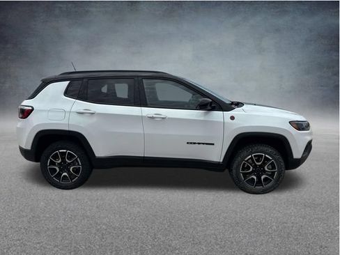 Used 2025 Jeep Compass Trailhawk AWD/4WD image 9