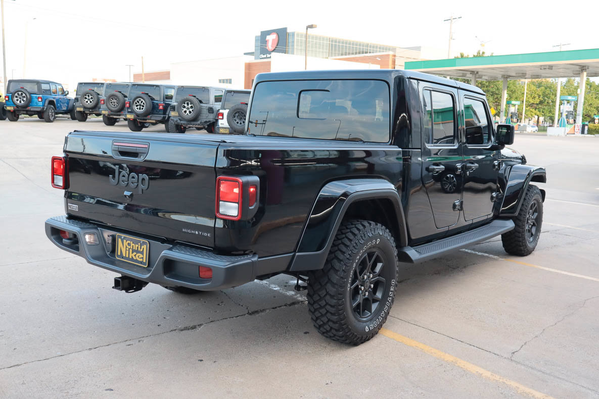 Used 2025 Jeep Gladiator Sport AWD/4WD image 5