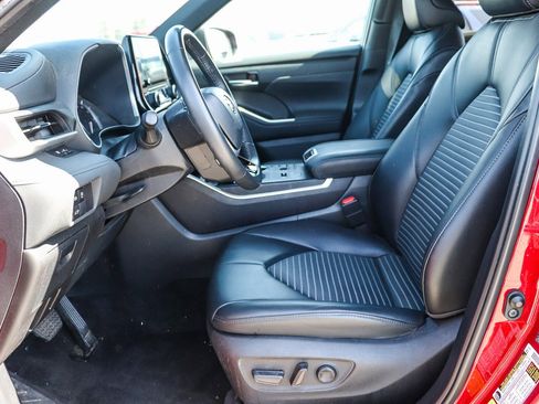 Certified 2024 Toyota Highlander XSE FWD image 18