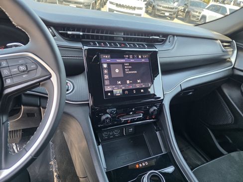 Certified 2025 Jeep Grand Cherokee Altitude AWD/4WD image 13