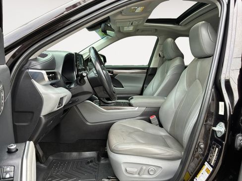 Used 2021 Toyota Highlander Limited FWD image 9