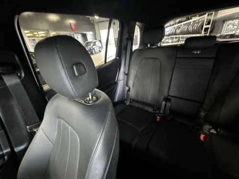 Used 2025 Mercedes-Benz GLB 250 image 4