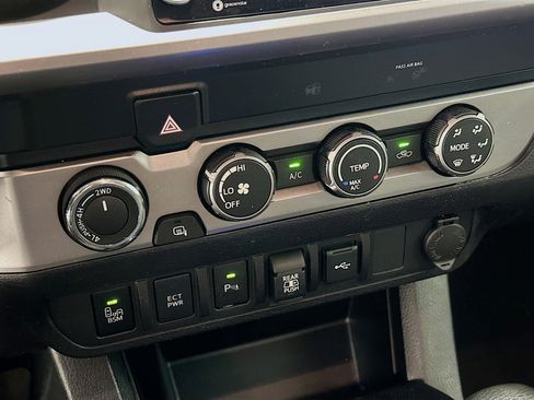 Used 2020 Toyota Tacoma SR5 AWD/4WD image 24