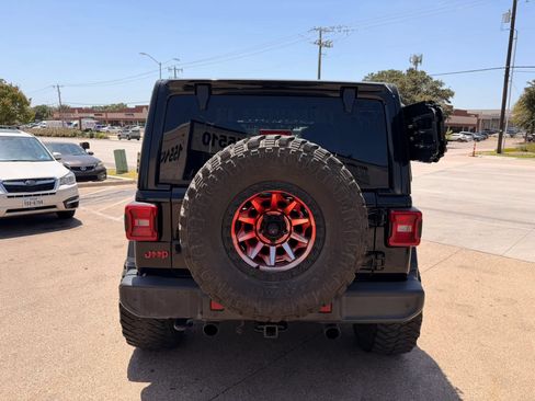 Used 2019 Jeep Wrangler Unlimited Sahara AWD/4WD image 3
