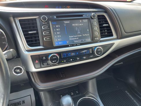 Used 2017 Toyota Highlander XLE AWD/4WD image 19
