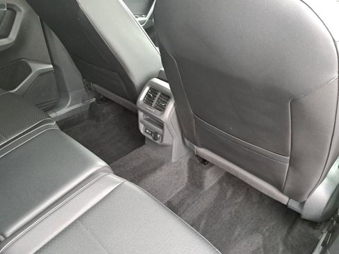 Used 2021 Volkswagen Tiguan SE image 11