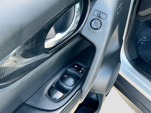 Used 2019 Nissan Rogue SL FWD image 18