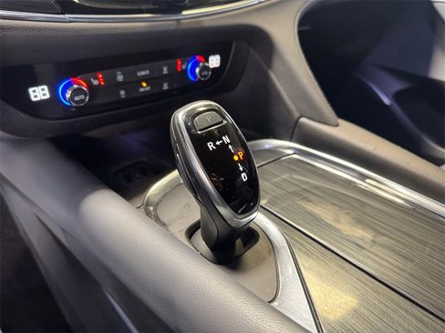 Used 2018 Buick Enclave Essence image 21