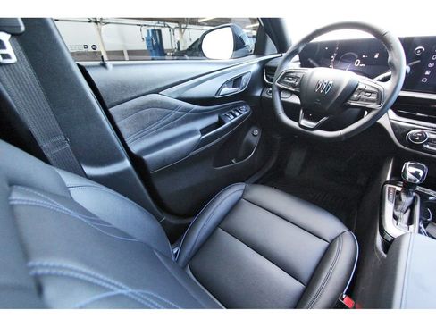 Used 2025 Buick Envista Sport Touring w/ Experience Buick Package FWD image 7