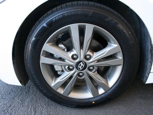 Used 2018 Hyundai Elantra Value Edition w/ Cargo Package FWD image 10