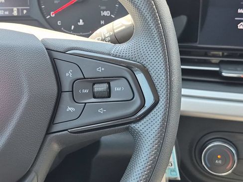 Used 2025 Chevrolet Trax LS w/ LS Convenience Package FWD image 17