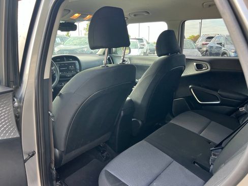 Used 2025 Kia Soul LX w/ LX Technology Package FWD image 15