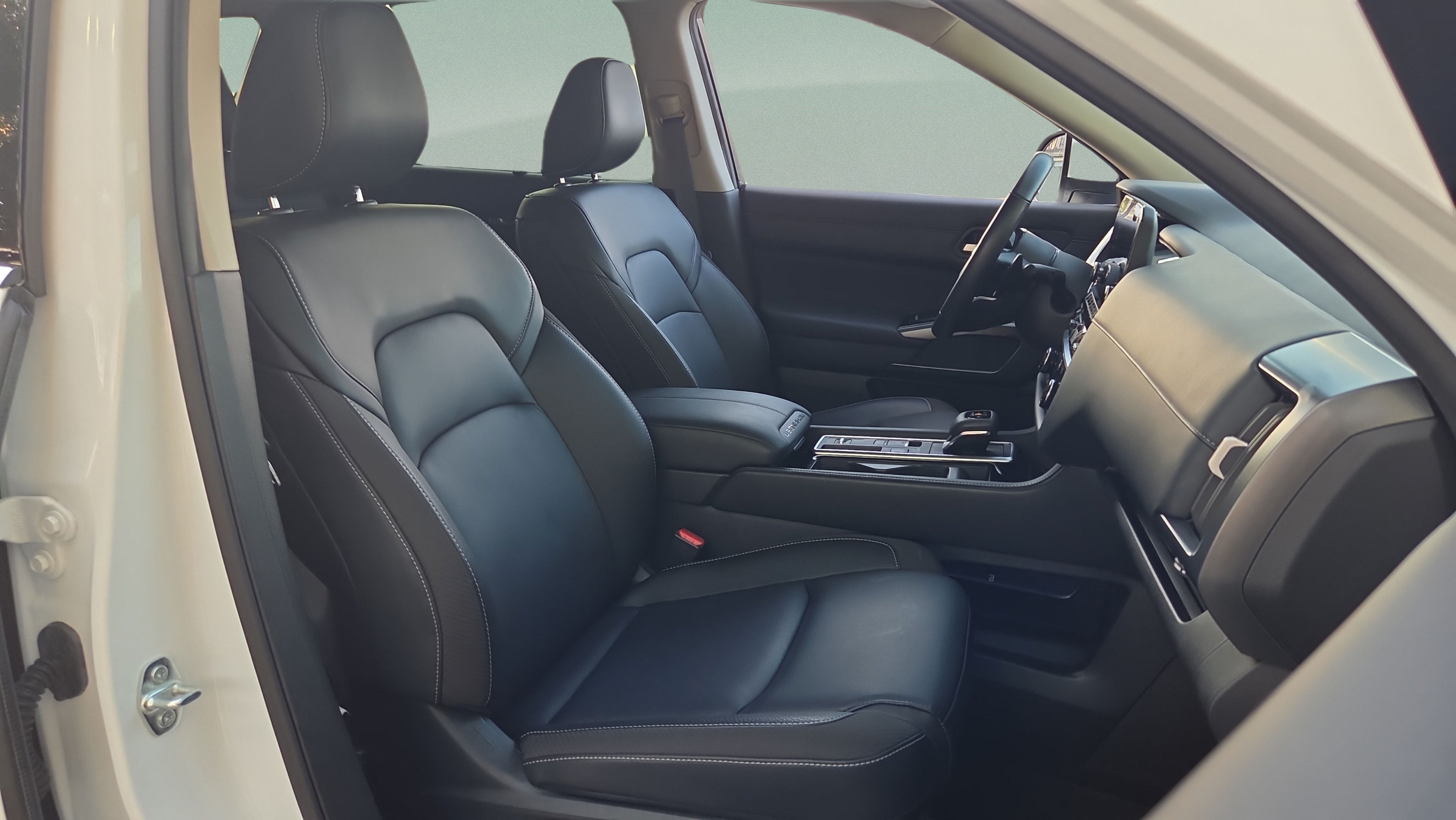 Used 2025 Nissan Pathfinder SL FWD image 18