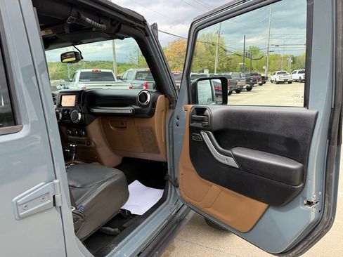 Used 2014 Jeep Wrangler Unlimited Sahara w/ Max Tow Package AWD/4WD image 38