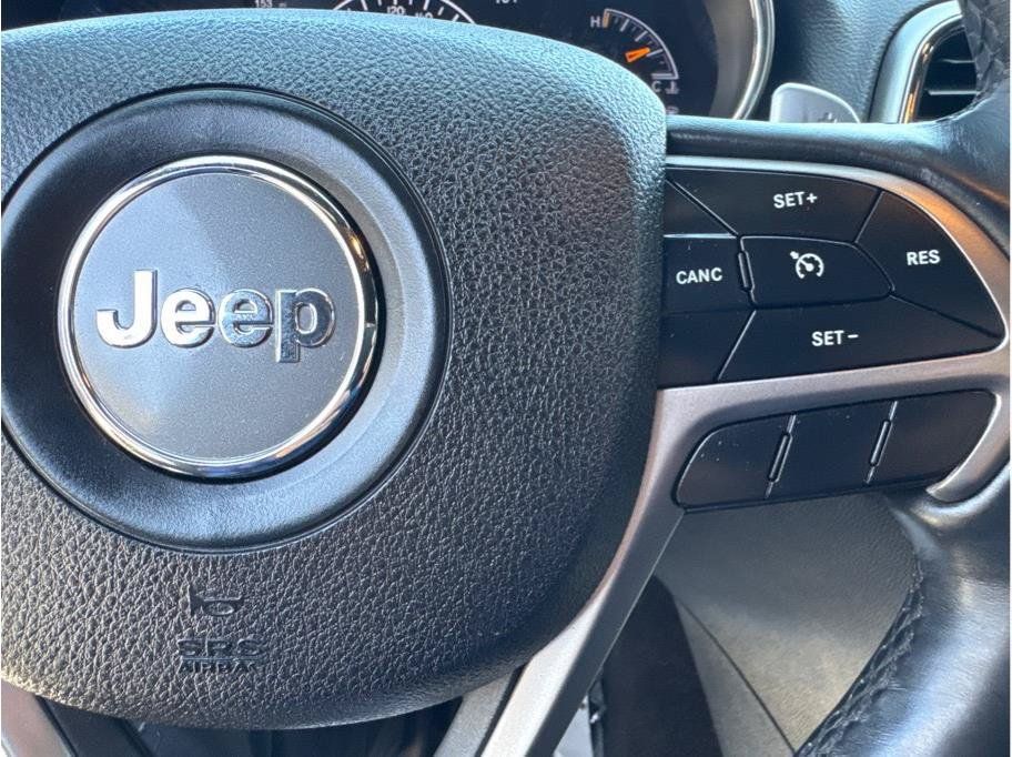 Used 2017 Jeep Grand Cherokee Altitude RWD image 30