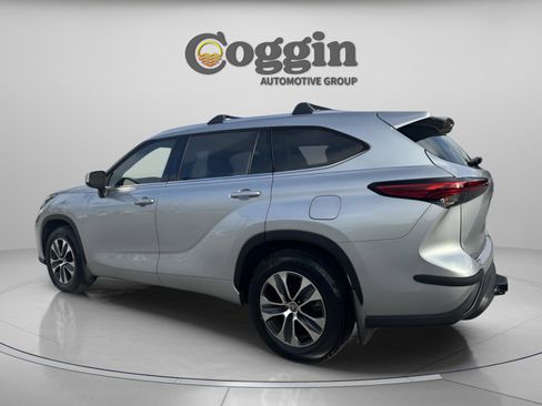 Used 2021 Toyota Highlander XLE image 4