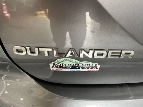 Used 2023 Mitsubishi Outlander SE FWD image 42