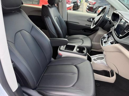 Used 2024 Chrysler Pacifica Limited FWD image 6