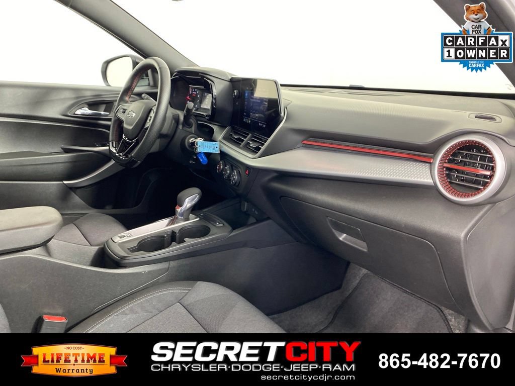 Used 2026 Chevrolet Trax RS FWD image 32