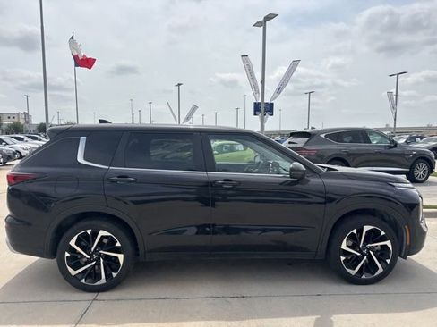 Used 2024 Mitsubishi Outlander SE image 2