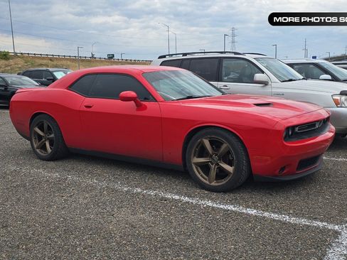 Used 2020 Dodge Challenger SXT RWD image 1