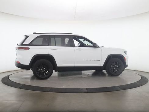 Used 2024 Jeep Grand Cherokee Altitude AWD/4WD image 6