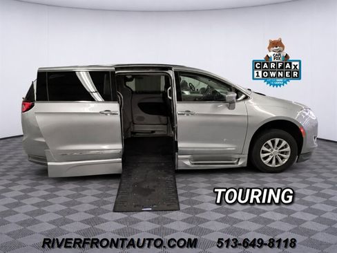 Used 2019 Chrysler Pacifica Touring-L FWD image 1