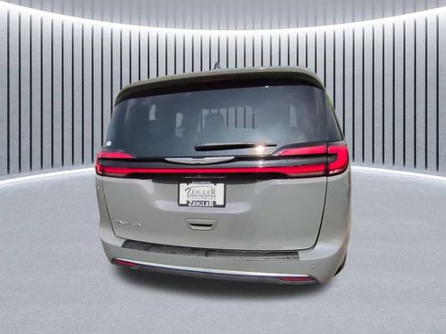 Used 2023 Chrysler Pacifica Touring-L FWD image 13