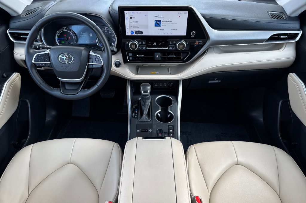 Used 2025 Toyota Highlander XLE AWD/4WD image 12