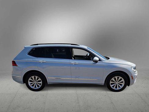 Used 2018 Volkswagen Tiguan SE w/ Panoramic Sunroof Package image 9