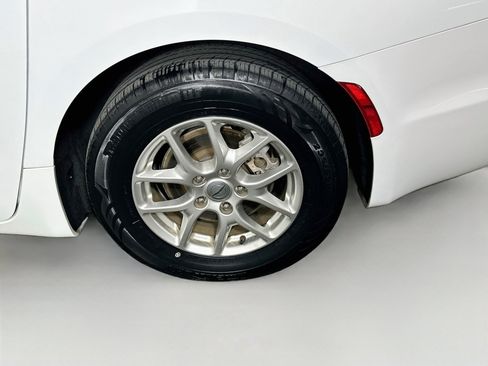 Used 2024 Chrysler Pacifica Touring-L FWD image 11