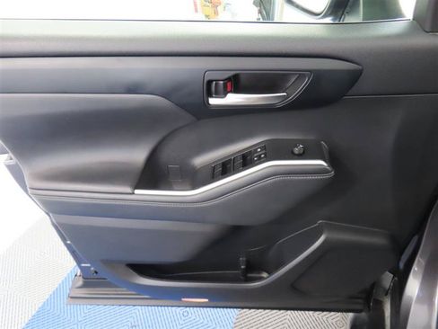 Used 2022 Toyota Highlander XLE FWD image 16