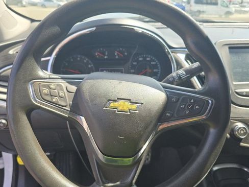 Used 2017 Chevrolet Malibu LT image 9