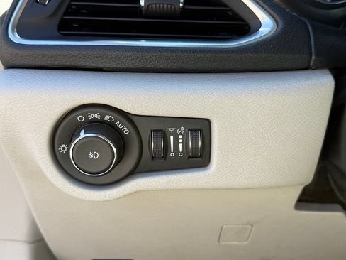 Used 2019 Chrysler Pacifica Limited w/ Advanced Safetytec Group FWD image 27